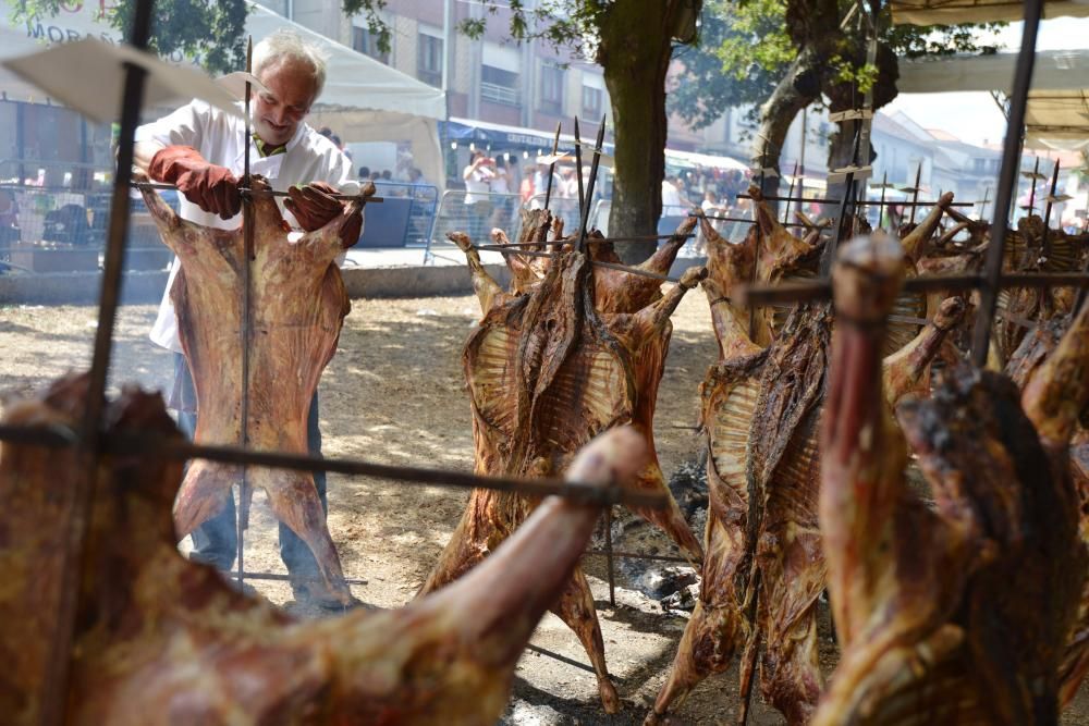 Moraña fue hoy el templo del carneiro ao espeto, plato que degustaron los vecinos y los visitantes acompañado de empanadas de zorza o bacalao con pasas