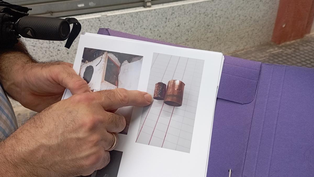 A la izquierda, tubería de la rehabilitación y a la derecha, la nueva pagada por los vecinos en uno de los bloques, en una foto de 2024.