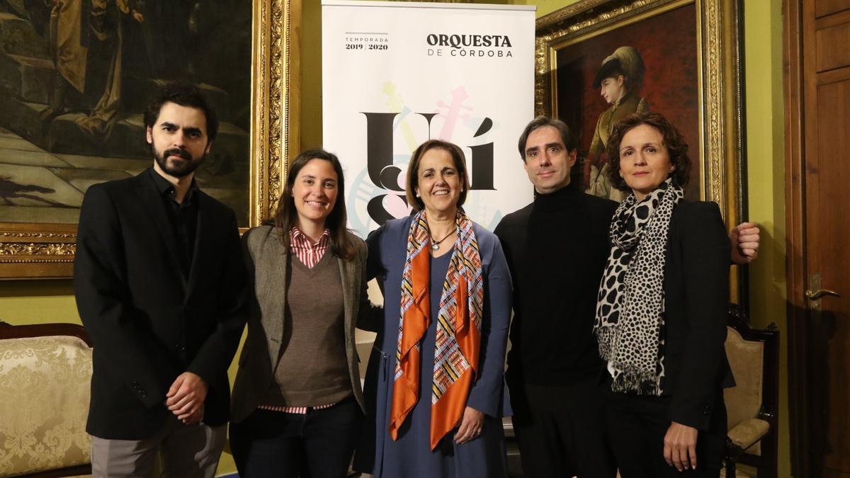 Estefanía Montes, primera por la derecha, y Blanca Torrent, en medio, en una presentación de la Orquesta de Córdoba.