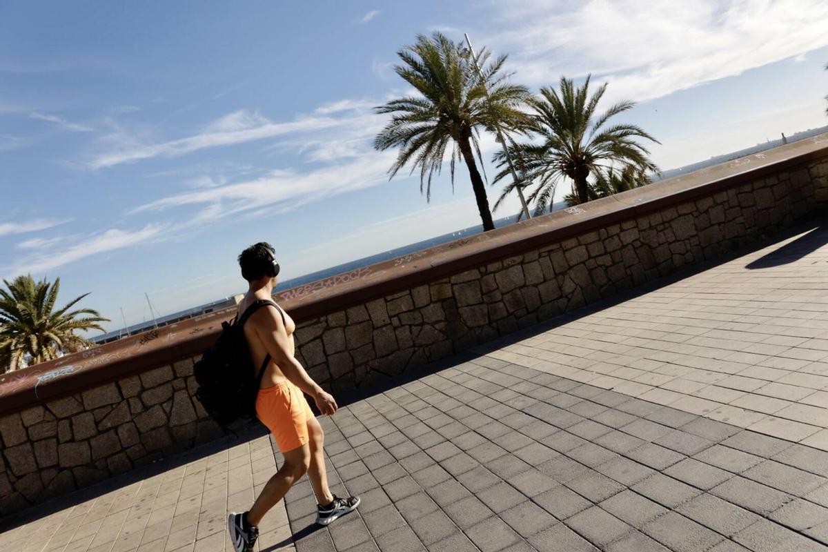 Barceloneses acuden a la playa por las altas temperaturas de noviembre