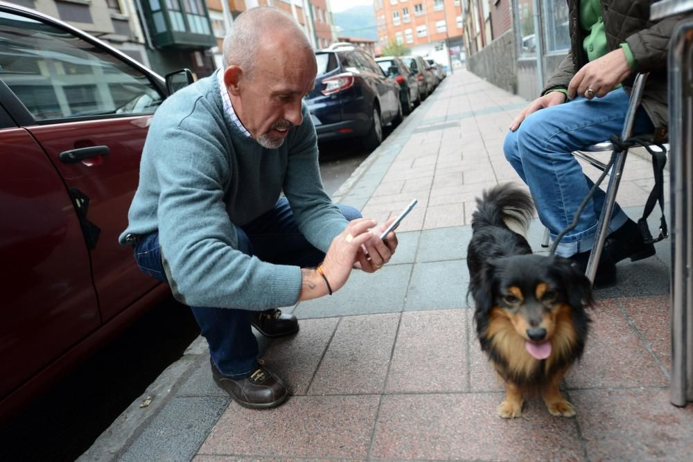 Josín entrega su perro "Trasgu" a Antonia Morales