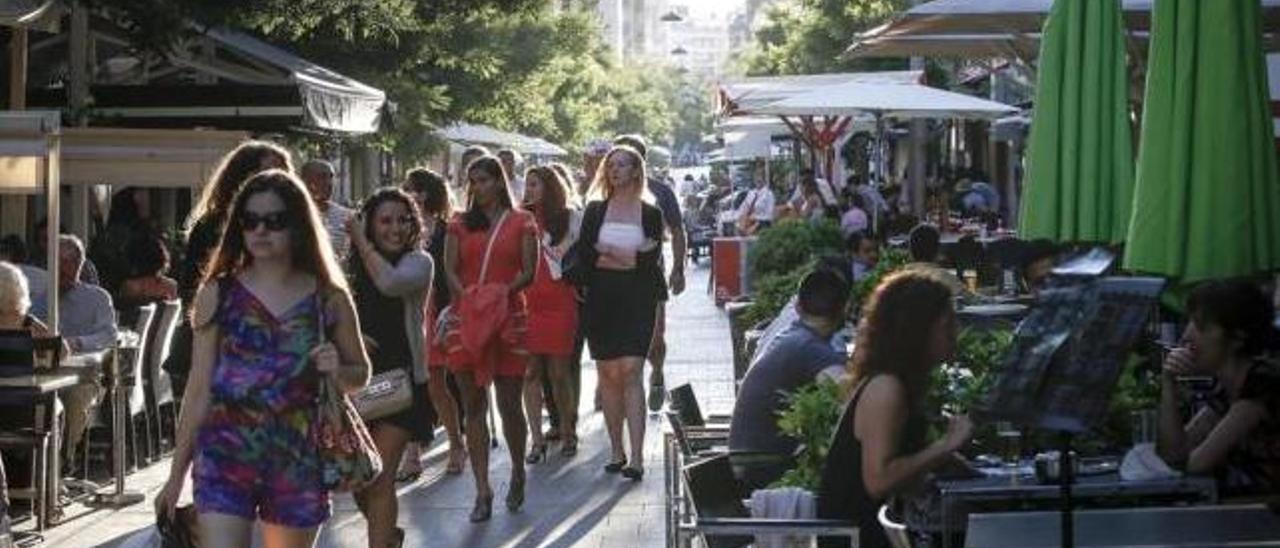 Imagen de la calle Fàbrica, en Santa Catalina, una tarde de verano.