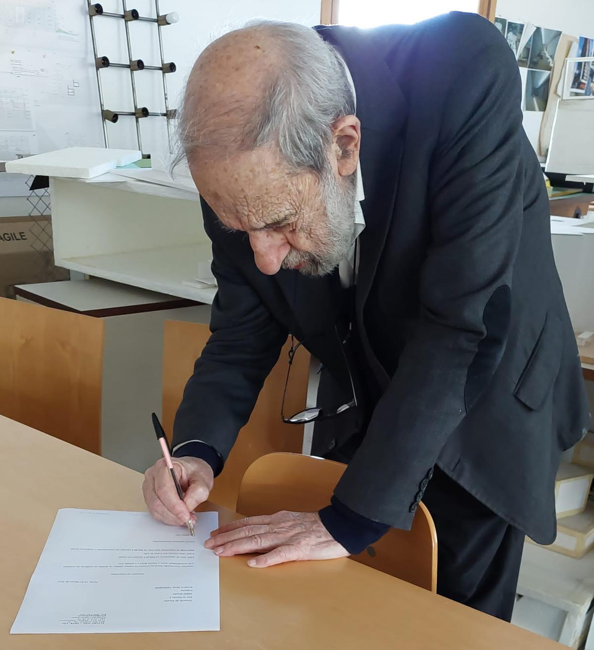 Siza firma el contrato con Moaña.