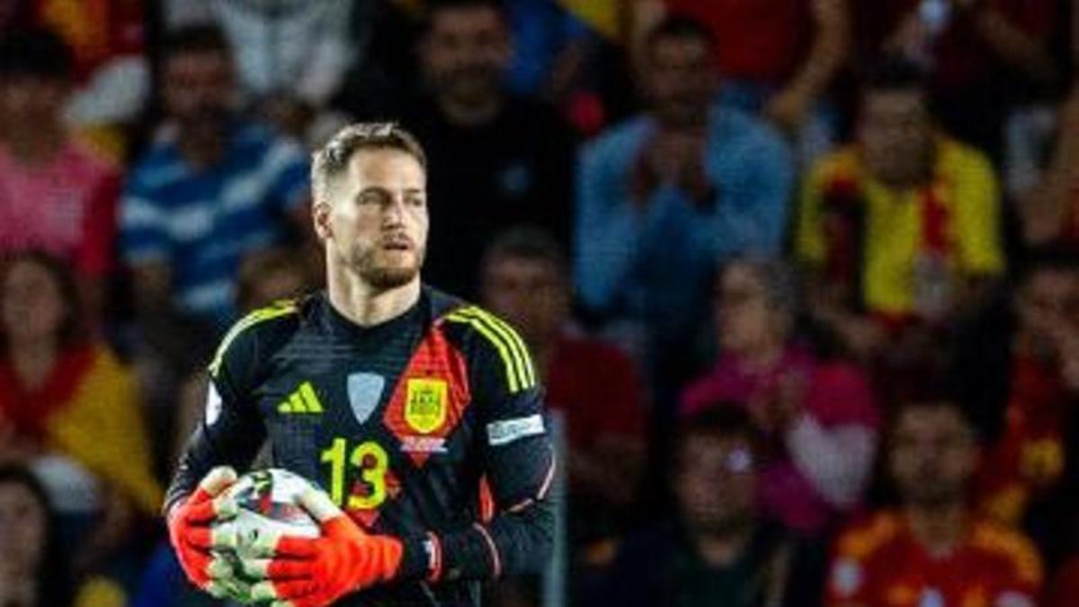 Álex Remiro en un partido con la selección española