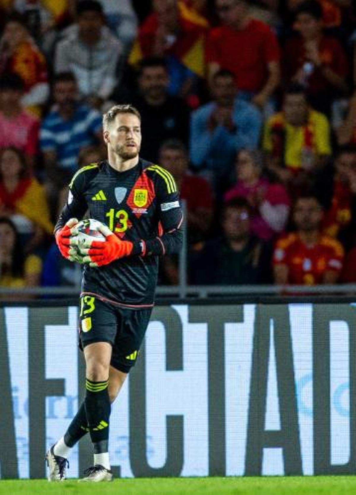 Álex Remiro en un partido con la selección española