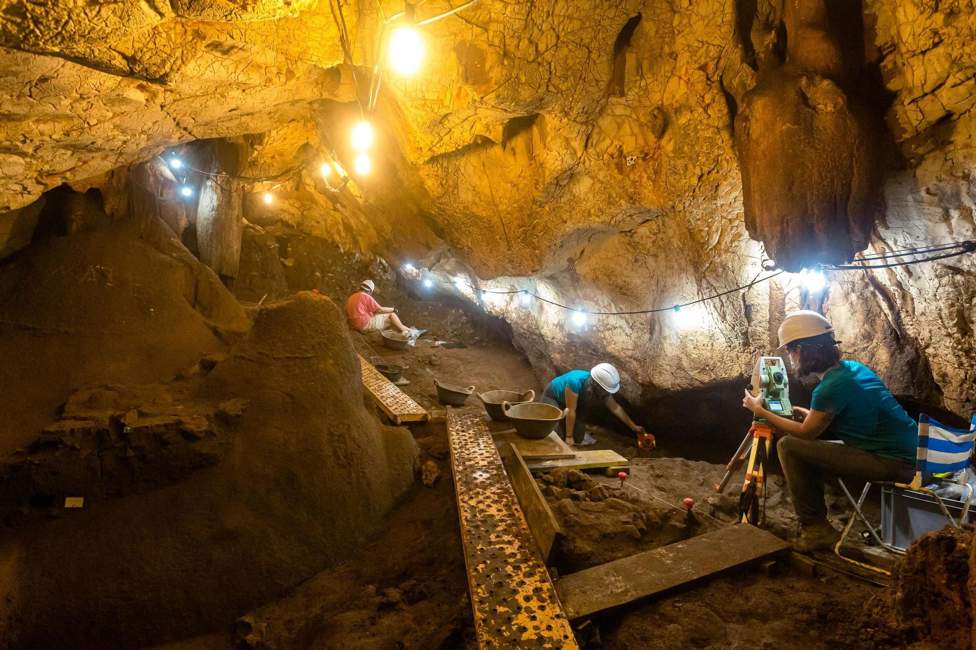 5.000 años enterrados en la Cova del Randero