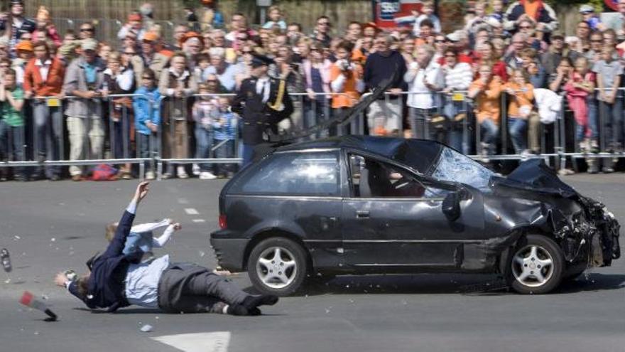 Un coche a gran velocidad arrolla a varias personas que esperaban la llegada de la familia real holandesa a Apeldoorn, Holanda,.