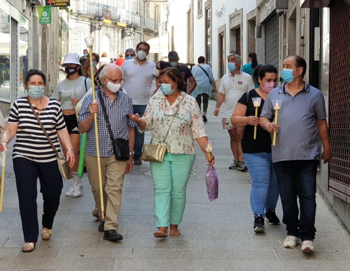 La pandemia no frena la pasión por el Cristo. A pesar de que la Covid-19 ha impedido, por primera vez en la historia, la celebración de la multitudinaria procesión, centenares de fieles recorren desde ayer las calles de la ciudad y el Casco Vello para rendirle homenaje.
