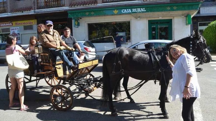 Duli Alonso Gavito posa junto a los caballos asturcones que ayer tiraron del carruaje de los paseos.