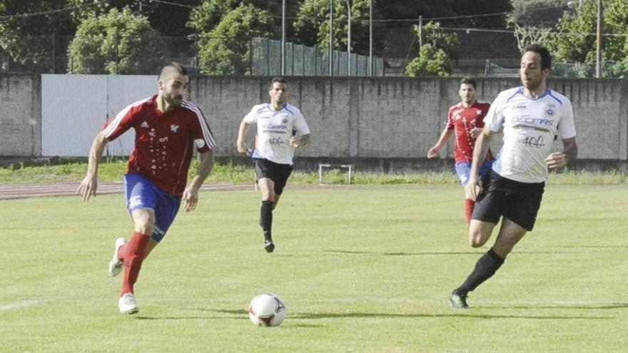 Un lance del partido jugado ayer en el campo de Calabagueiros. // FdV