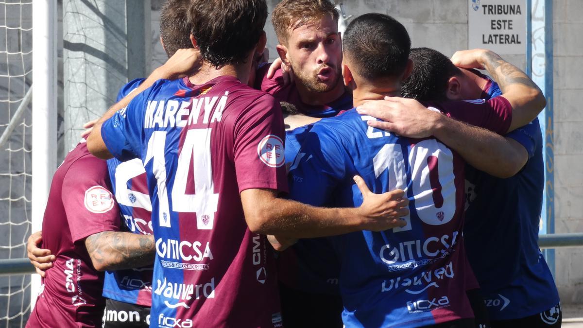 Los jugadores del Alzira celebran uno de los tantos anotados.