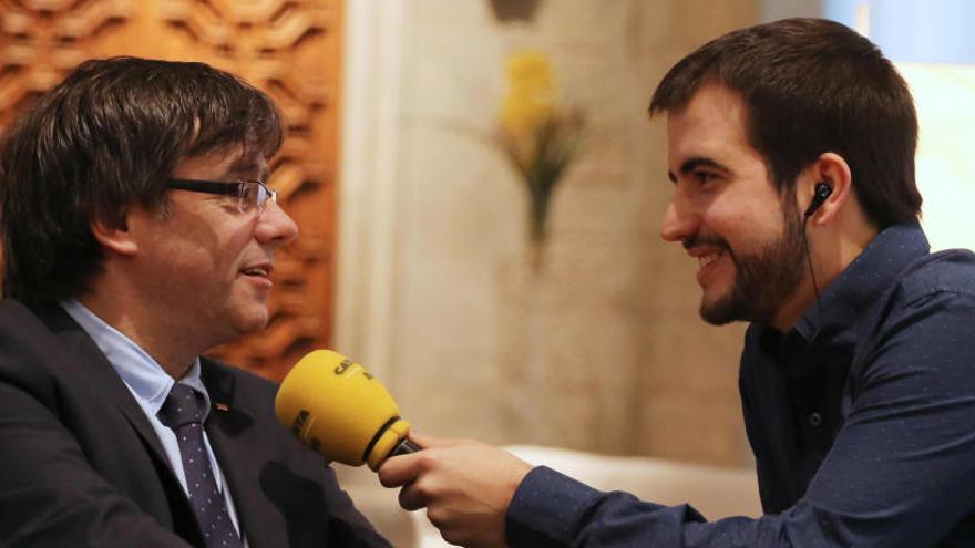 Carles Puigdemont, amb el conductor del programa &#039;El Suplement&#039;, Ricard Ustrell.