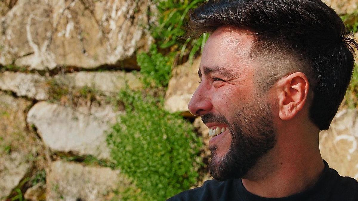 Acosta és biòleg de formació, i cofundador d’Azolla Projects amb Jerónimo Pellicer i Antonio Giménez.