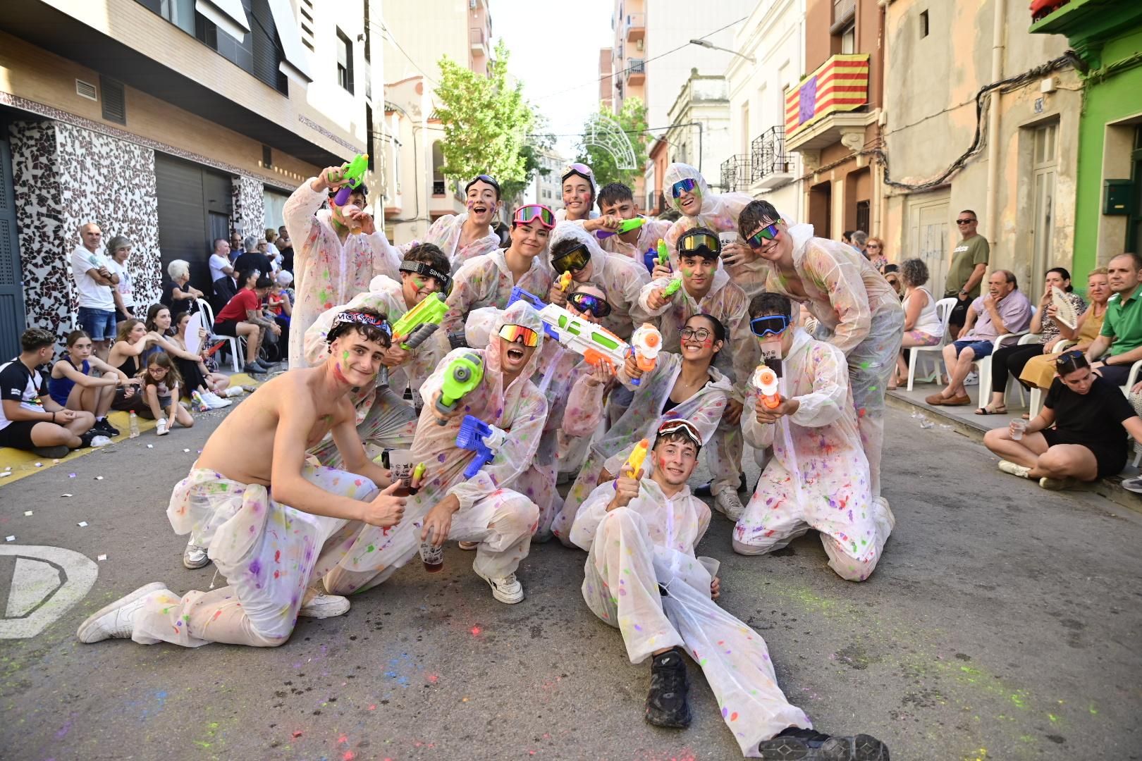 Multitudinario y divertido desfile por la entrada del toro