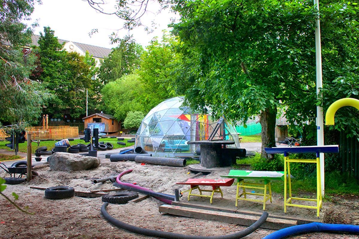 Patio del centro de Educación Especial The Yard, Edimburgo.