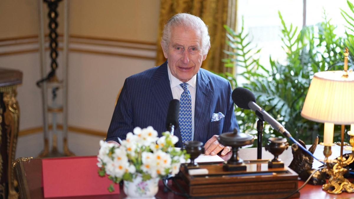 El rey Carlos III en el momento de la Grabación del mensaje de Semana Santa