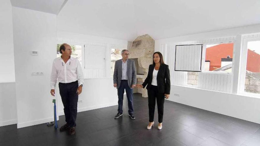 María José Bravo Bosch, con el arquitecto Antonio Cominges (izda.) y el gerente del CCVV, Alfonso Ramos.