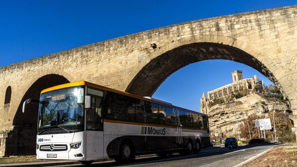 La companyia Monbus opera els serveis des de Manresa i Igualada, i Sagalés ho fa en els de Vic