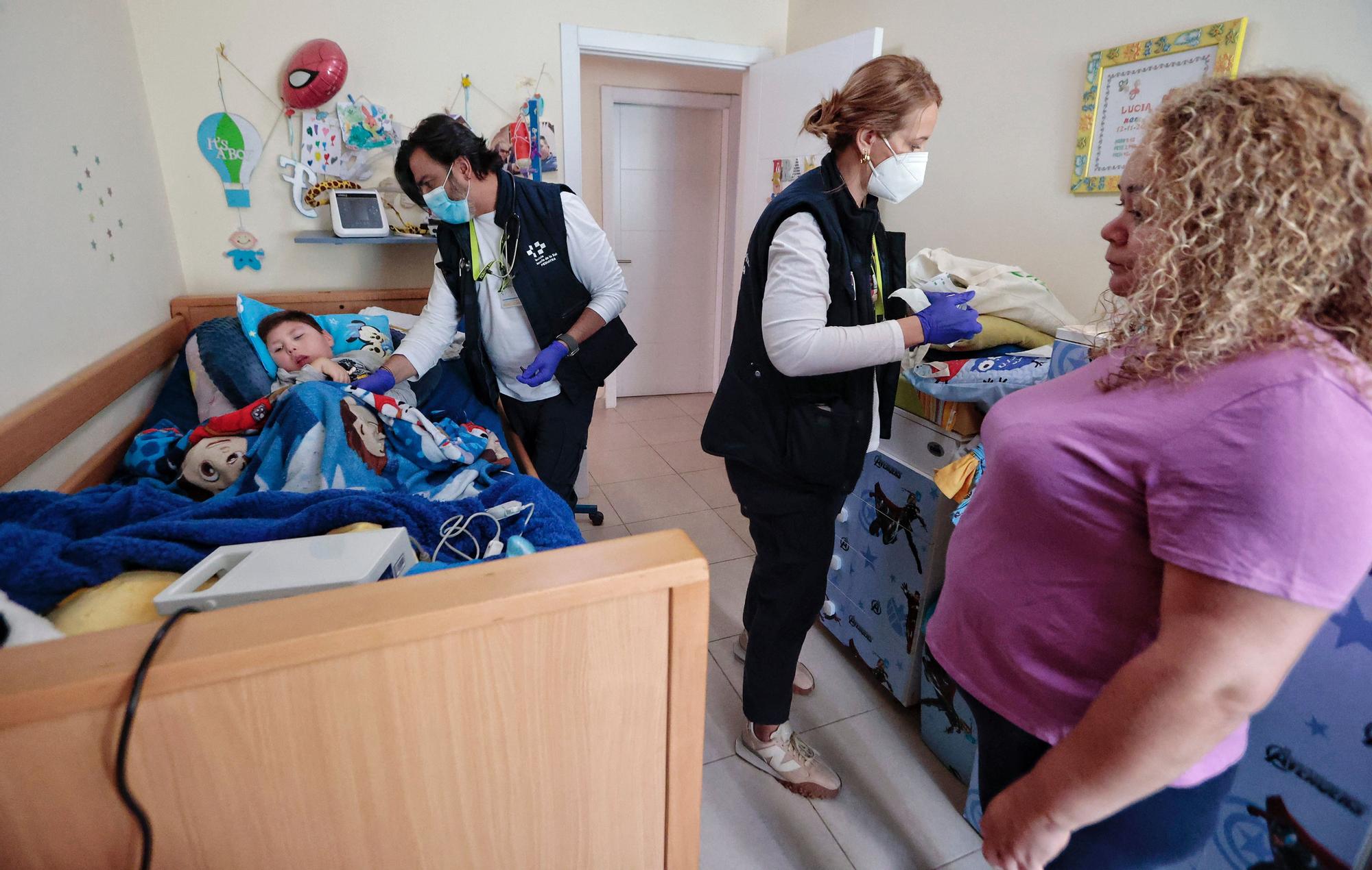 Servicio de Atención Pediátrica a Domicilio en la casa de Fran, un niño tinerfeño con una enfermedad rara neurodegenerativa.