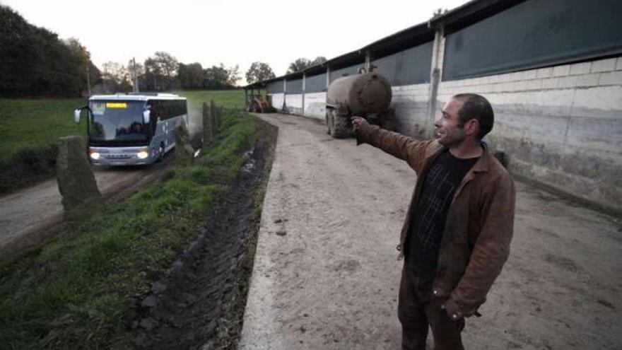 José Antonio González muestra la pista por la que pasó el rali, delante de su establo.  // Bernabé/Gutier