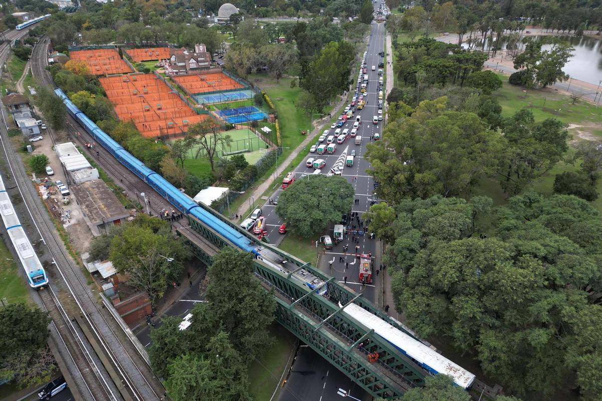 Tren de pasajeros se estrelló contra un tren de mantenimiento en Buenos Aires, dejando al menos 30 personas hospitalizadas, dos de las cuales estaban en estado grave