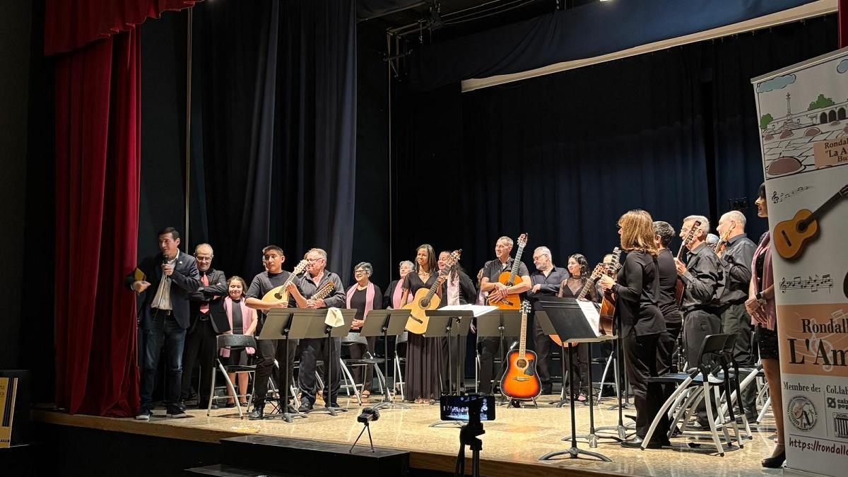 La Rondalla i Cor de l’Amistat, amb l’alcalde, saluden el públic