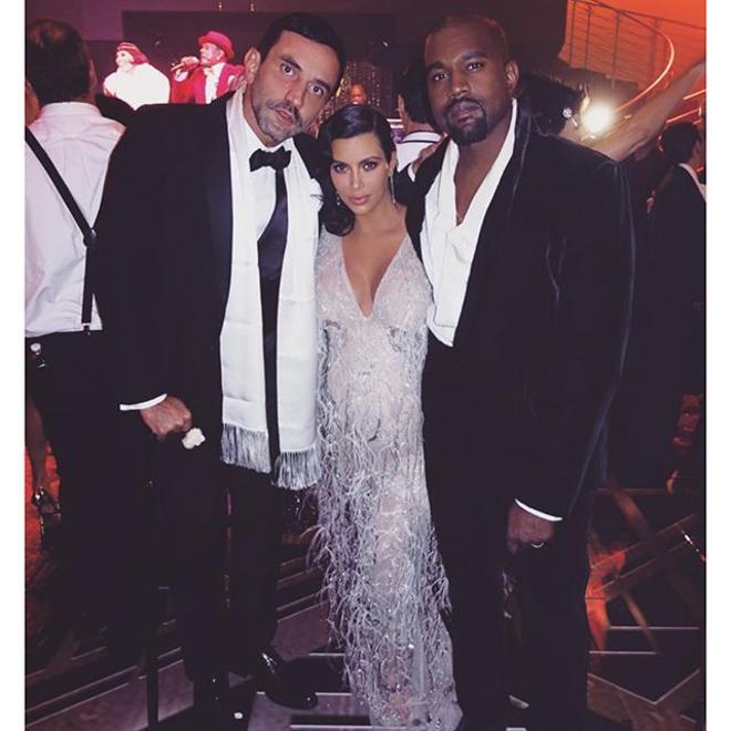 Ricardo Tisci, Kim Kardahsian y Kayne West en la fiesta de Kris Jenner