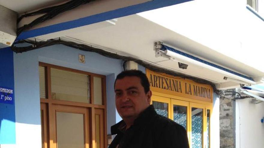 Iván García en la puerta de su restaurante en la plaza de La Marina.