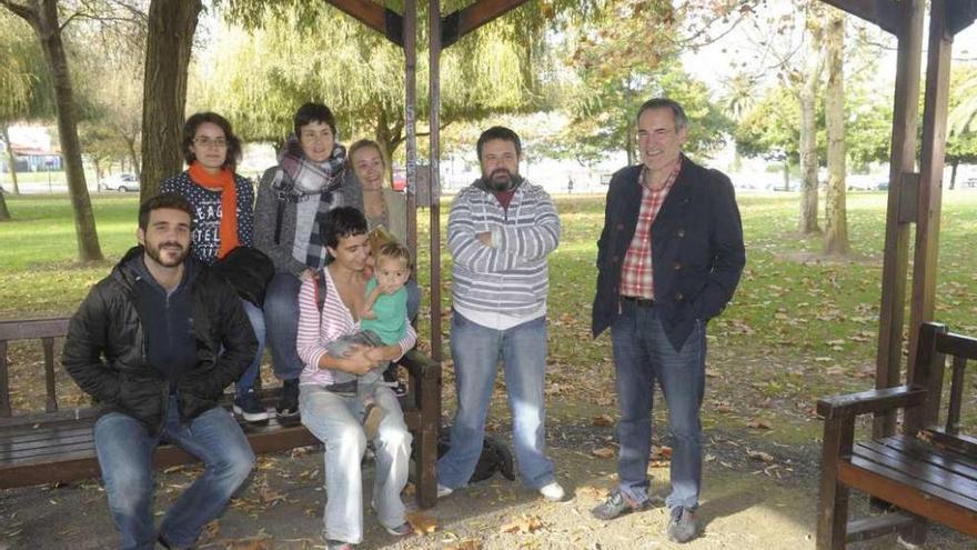 Integrantes de Santa Cruz Aberta ao Mar, ayer, con miembros de BNG y PSOE, que los apoyan.