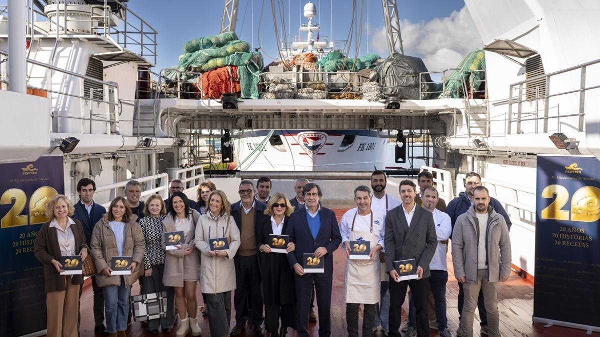 Foto de familia con personal del Grupo Pereira y el cocinero Javier Olleros