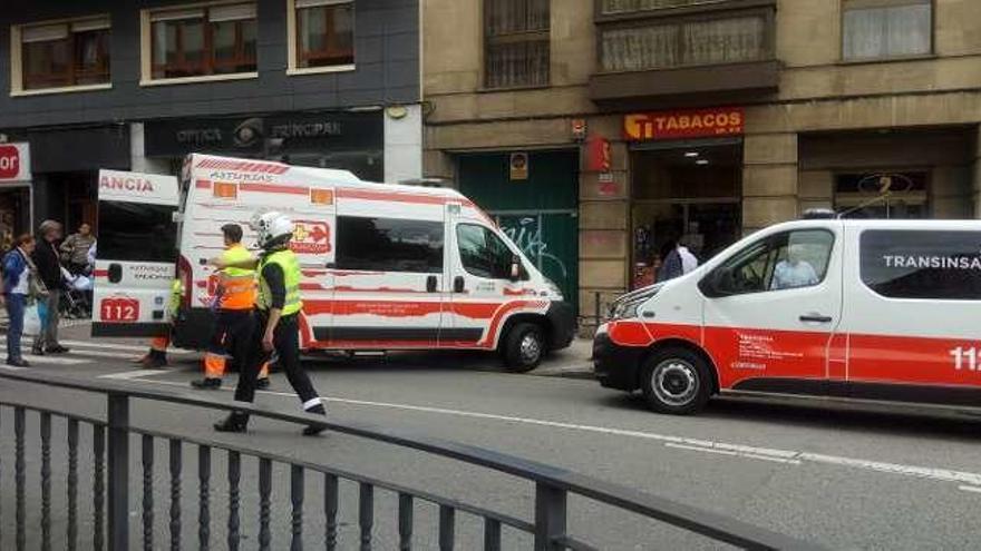 Las dos ambulancias, en la calle Campomanes.