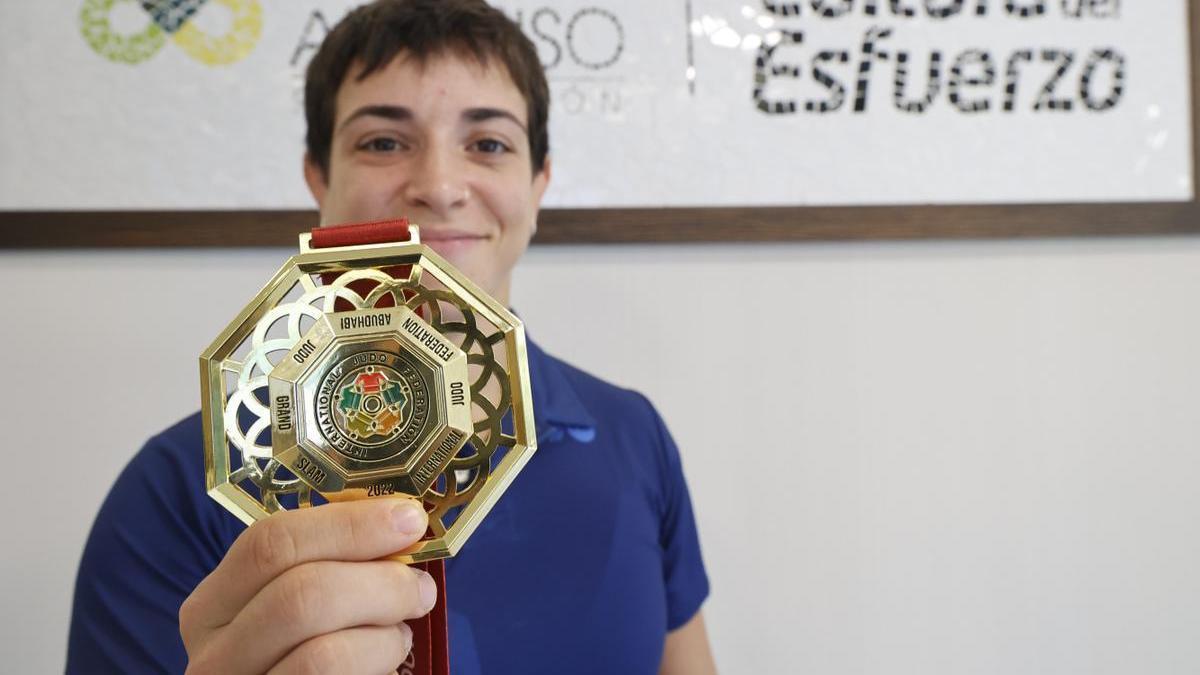Julia Figueroa posa para SUPER con la medalla de oro del Grand Slam de Abu Dabi