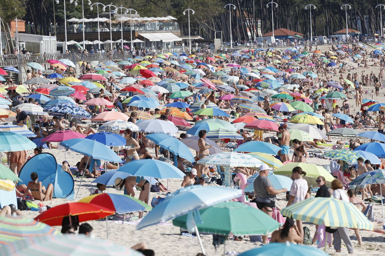 Plaga de sombrillas en Samil, con los termómetros superando los 35 grados