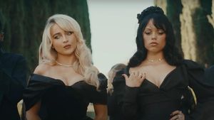 Sabrina Carpenter junto a Jenna Ortega en el videoclip de Taste