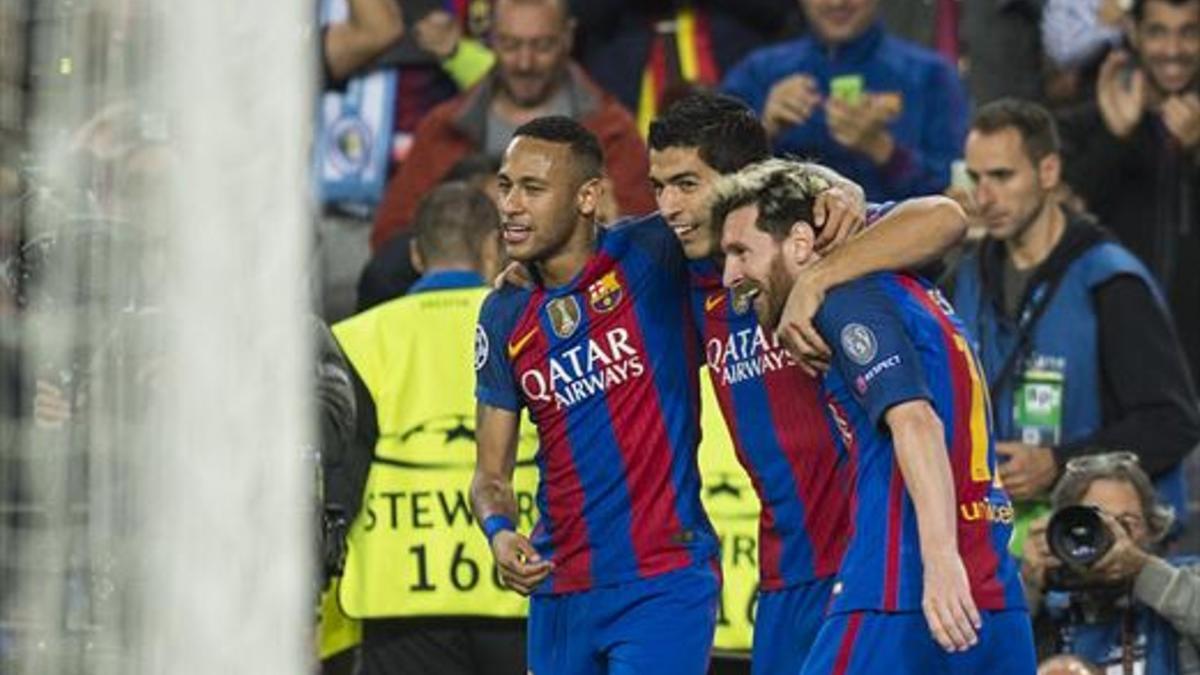 EL TRIDENTE. Neymar, Suárez y Messi se abrazan después de un hacerle un gol al City.