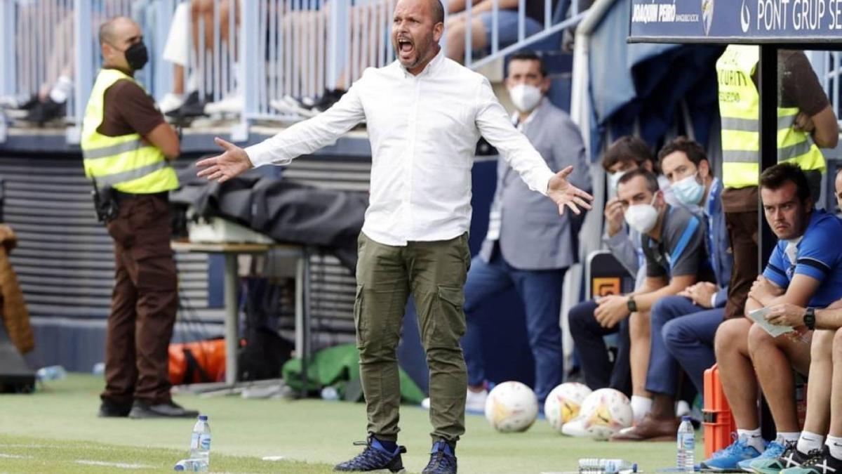 El técnico asturiano, en el banquillo de La Rosaleda