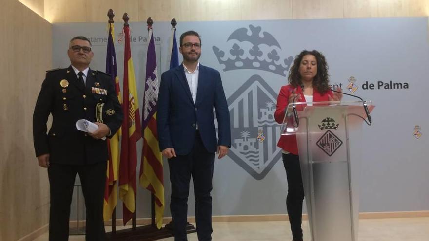 El nuevo jefe de la Policía Local, Josep Palouzié, con el alcalde y la concejala de Seguridad Ciudadana.