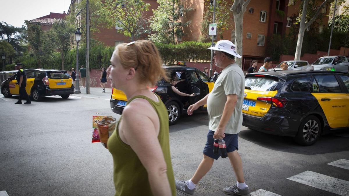 Taxis ren la entrada del park Güell