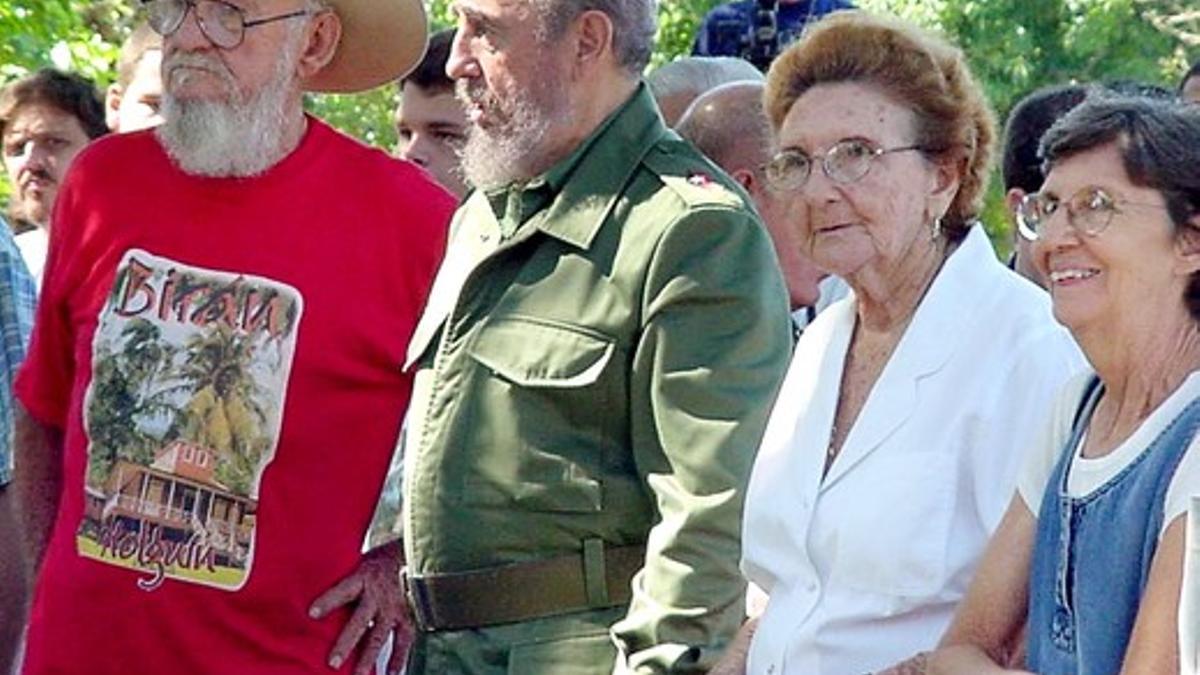 Ramón Castro, a la izquierda, junto a su hermano Fidel y sus hermanas Angelina y Agustina Castro, en una fotografía de septiembre del 2003, en Birán, al este de La Habana.