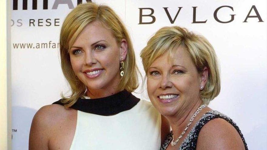 Charlize Theron relata cómo su madre mató a su padre