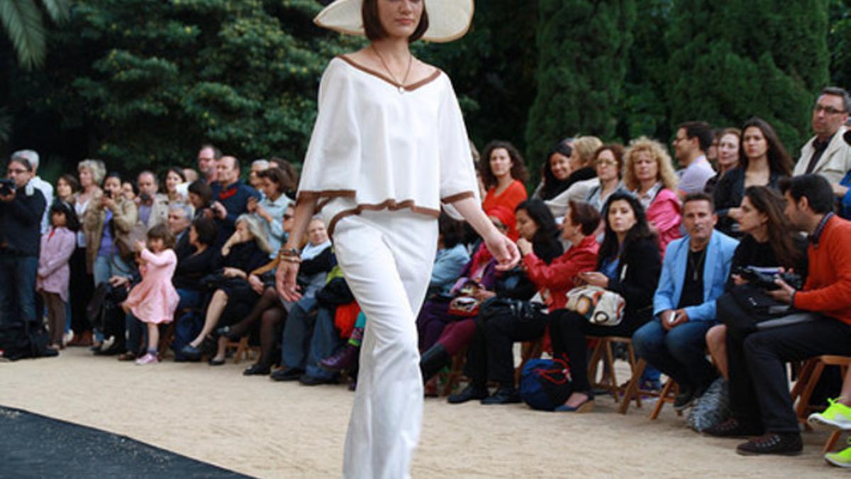 Falda y blusa de Miu Sutin en la pasarela de moda sostenible del 24 de abril de 2014.