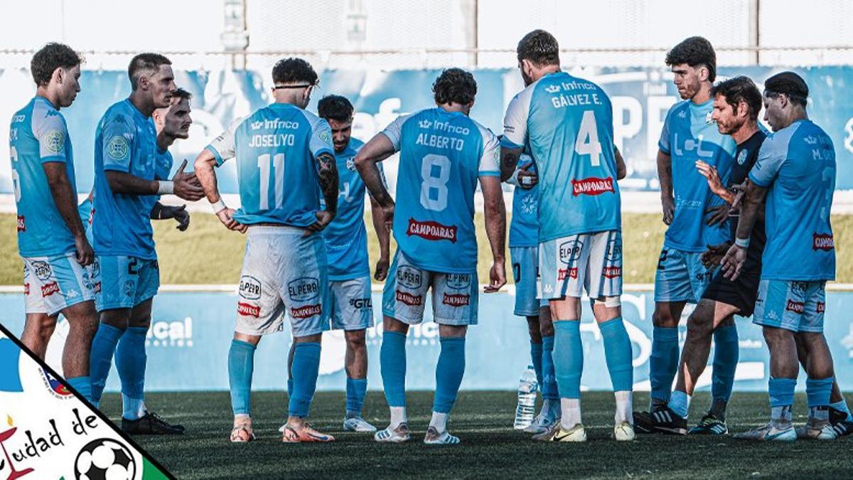 Los jugadores del Ciudad de Lucena antes del encuentro ante el Bollullos.