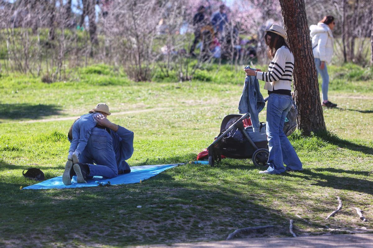 Archivo - Un padre juega con su hijo en la Casa de Campo, a 19 de marzo de 2023, en Madrid (España).