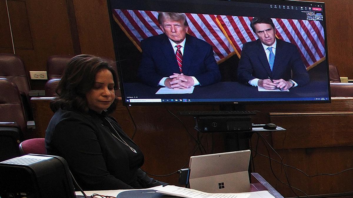 El expresidente de los Estados Unidos, Donald Trump, en una videoconferencia ante el juez Juan Merchan durante una audiencia sobre el caso penal en su contra por un pago de dinero secreto a la estrella porno Stormy Daniels, en la ciudad de Nueva York.