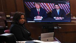 El expresidente de los Estados Unidos, Donald Trump, aparece por videoconferencia ante el juez Juan Merchan durante una audiencia sobre el caso penal en su contra por un pago de dinero secreto a la estrella porno Stormy Daniels, en la ciudad de Nueva York.