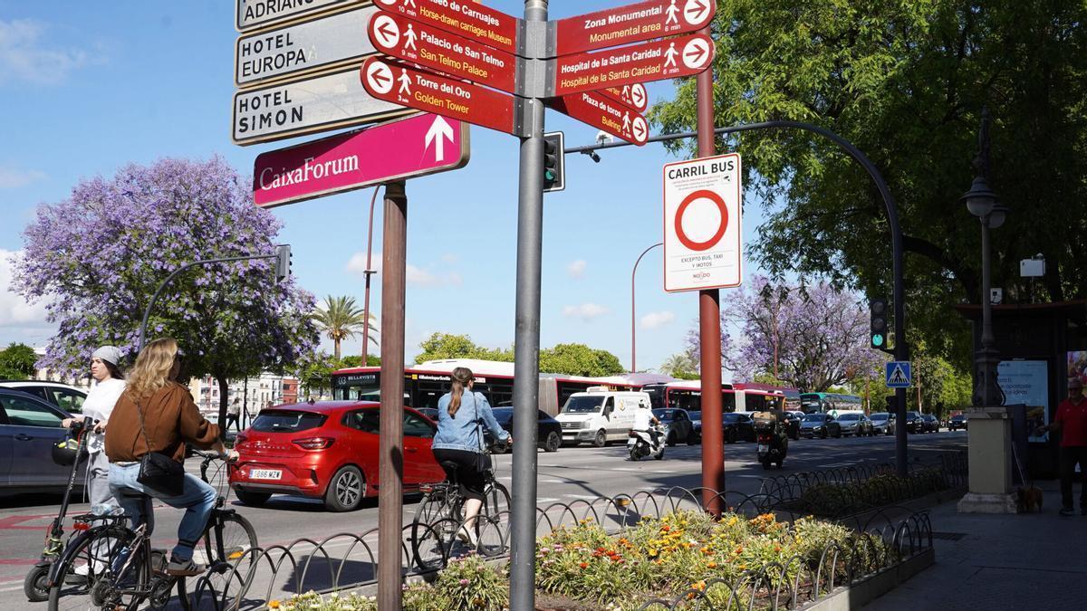 Cartel del carril bus en Paseo Colón, por donde los coches tienen prohibido circular o son multados