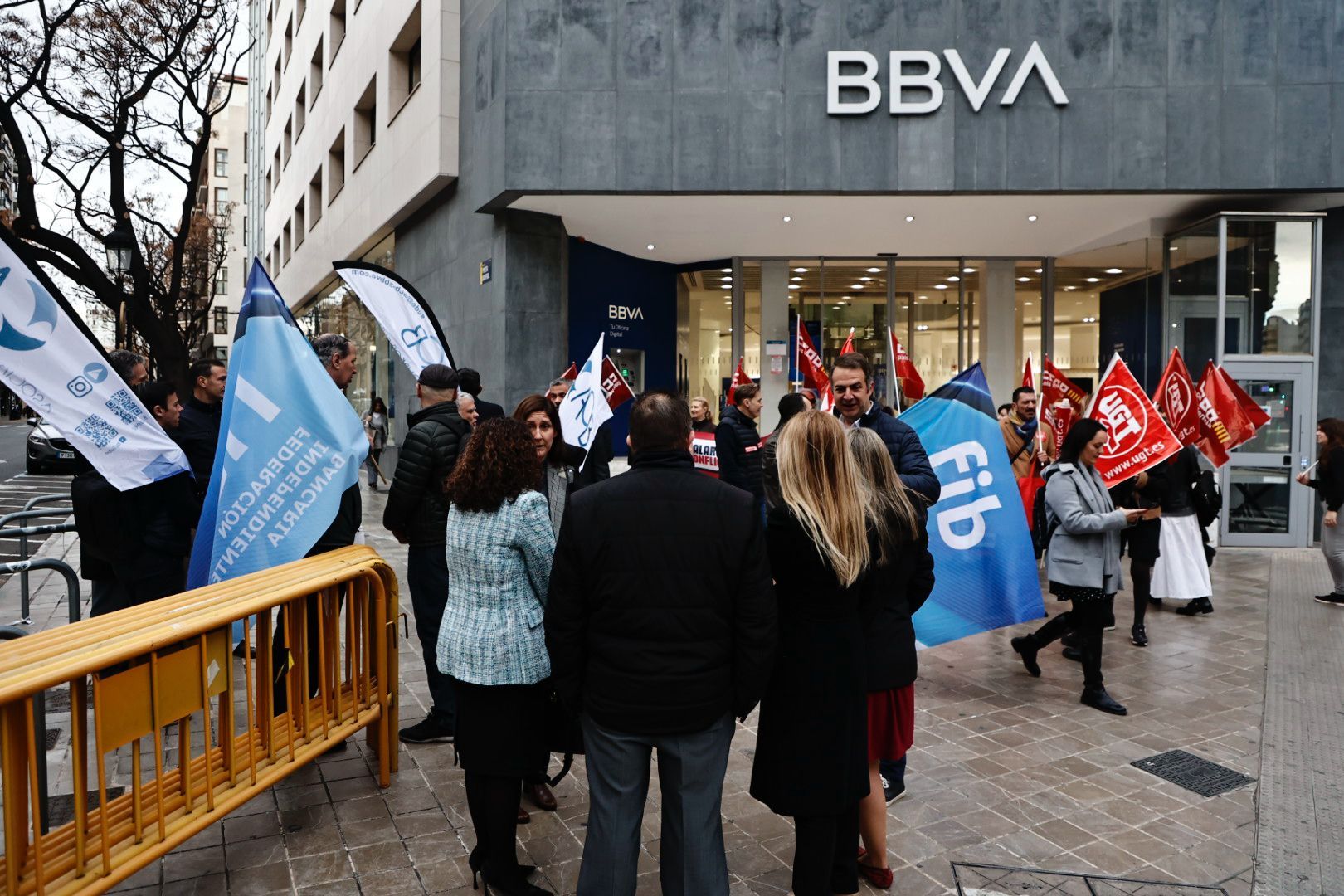 Los empleados de banca protestan ante la sedes de las entidades en València para reclamar una subida de sueldo