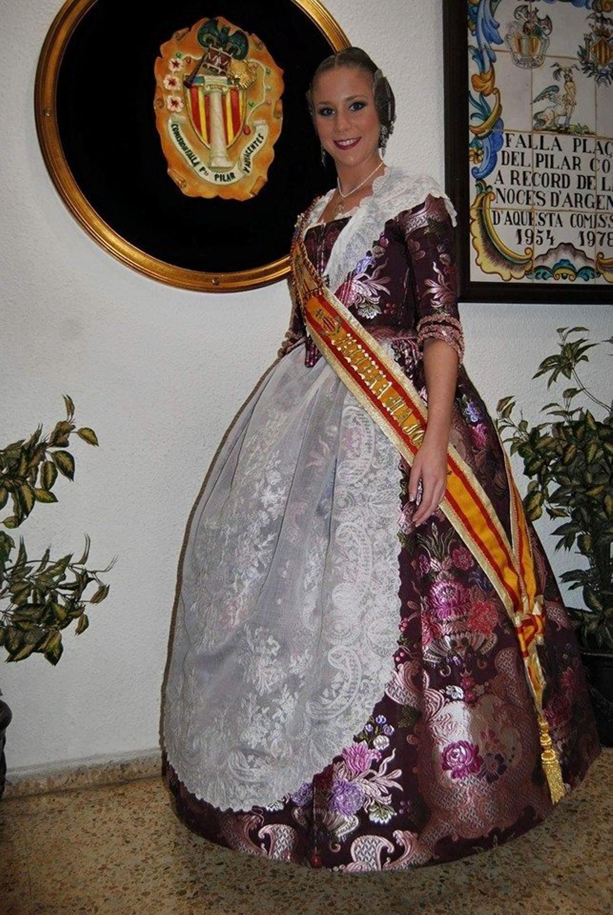 Clara Romero Ibernón, fallera mayor 2016, engamado de carmines y violetas sobre un fondo tinto. Clara Romero Ibernón, fallera mayor 2016, engamado de carmines y violetas sobre un fondo tinto.