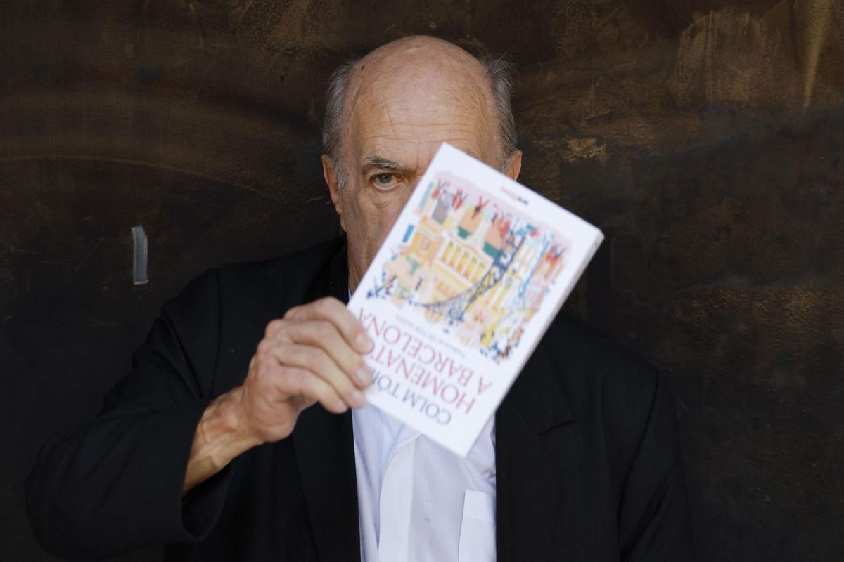 GRAFCAT9670. BARCELONA, 20/06/2025.- El escritor irlandés Colm Tóibín ha reeditado su 'Homenaje a Barcelona', publicado originalmente en inglés en 1990 y traducido al catalán en 2003, que ahora republica junto a una versión en castellano, con un nuevo prólogo que actualiza sus recuerdos sobre la ciudad. EFE/Toni Albir