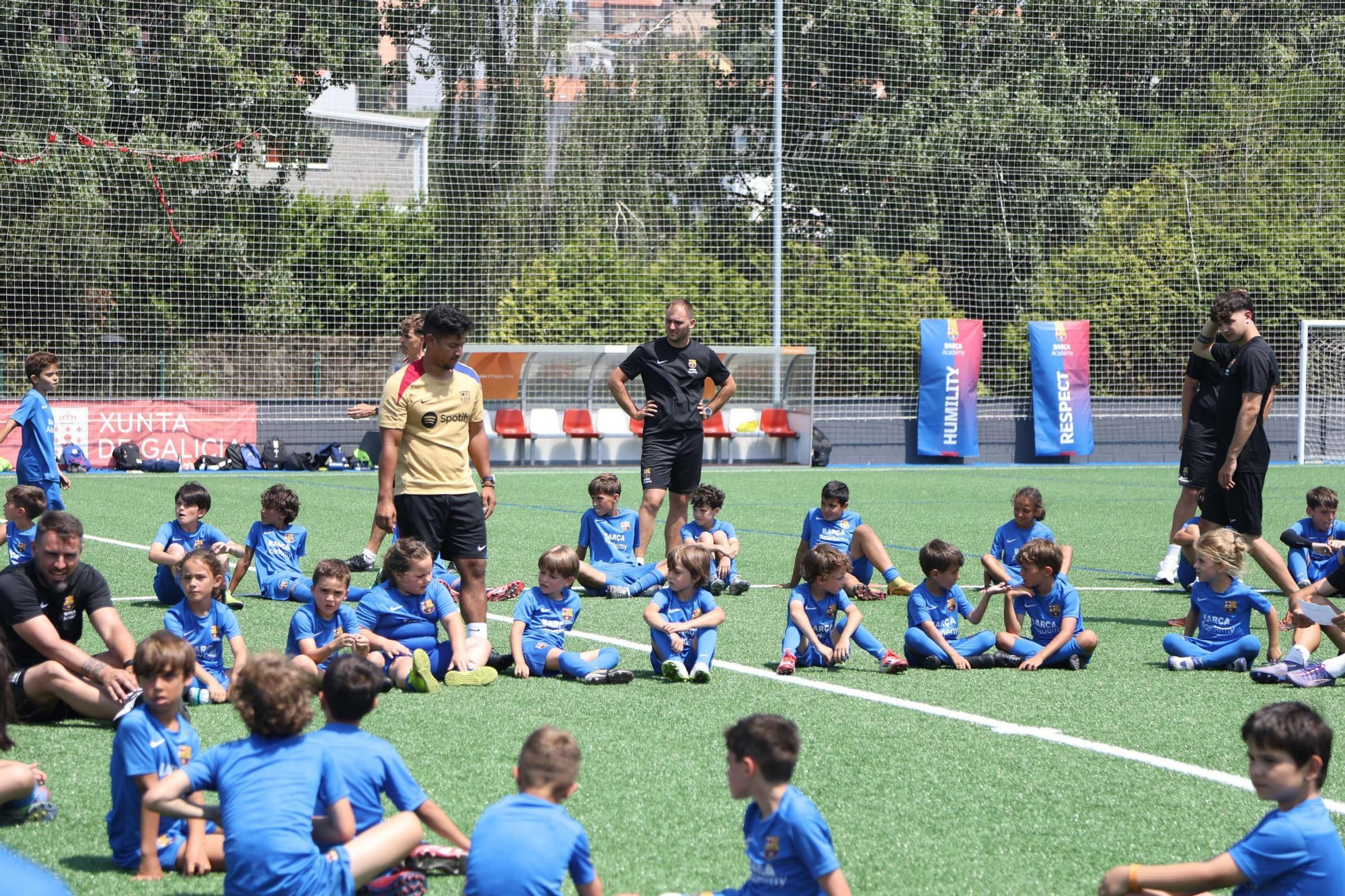 Casi 200 niños acuden a un campus del Barça en Arteixo